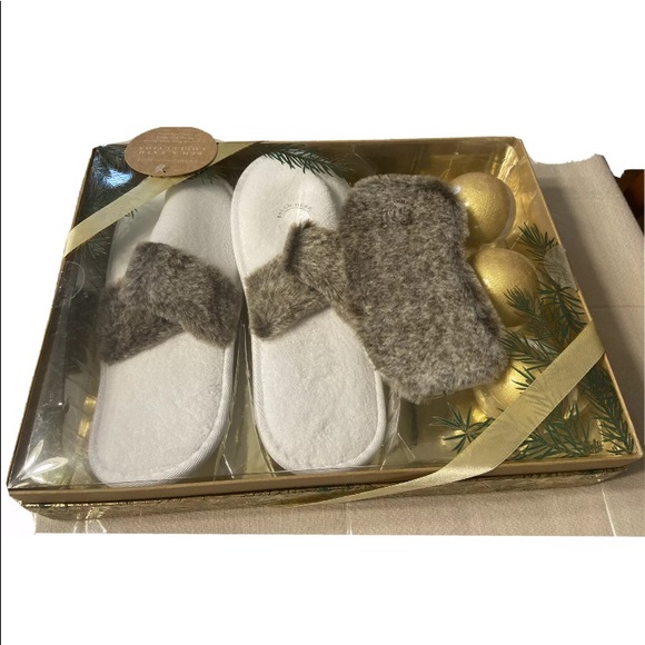 Bed & Bath Collection Slippers Eye Mask Bath Bombs - Picture 2 of 4